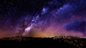 在充滿活力的星空夜空下，白雪覆蓋的山脈與銀河系。 — 銀河系 壁紙