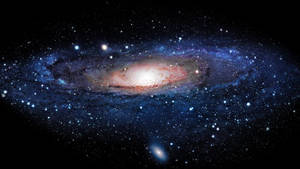 螺旋星系，藍色旋臂和橙色核心，周圍環繞著星星
