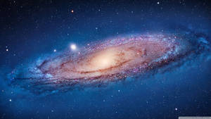 一個螺旋星系，在深藍色宇宙背景中有發光的旋臂和星星。