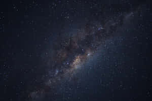 黑暗夜空中的銀河系，有恆星和宇宙塵埃 — 太空 壁紙