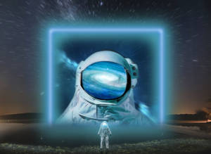 小太空人仰望巨大頭盔，頭盔通過傳送門在夜空中顯示星系