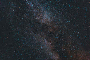 在黑暗宇宙天空中有藍色和橙色星星的銀河系 — 太空 壁紙