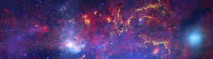 在深空中帶有發光恆星和旋轉雲層的鮮豔宇宙星雲。