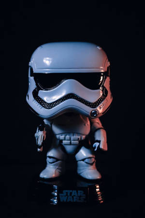 亮白色風暴兵Funko Pop人偶在Star Wars底座上，黑色背景。 — 星球大戰 iPhone 壁紙