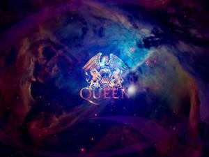 Queen 樂隊標誌漂浮在色彩繽紛的宇宙星雲中，伴有閃爍的星星。