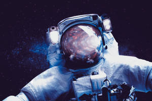 身穿太空衣的太空人在星際間漂浮，頭盔反射出宇宙星雲。