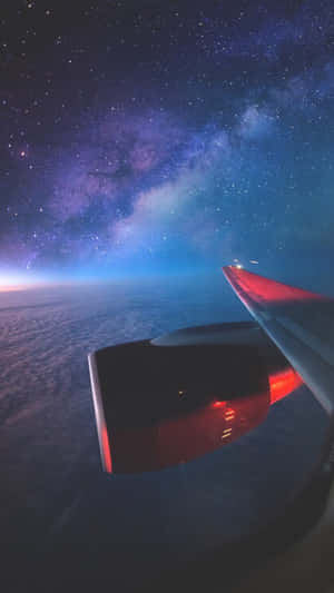 帶有紅燈的飛機機翼在銀河星空下飛行。 — 銀河系 壁紙