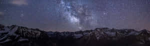 在繁星點點的夜空下，積雪的山脈，銀河清晰可見。 — 藍色美學 壁紙