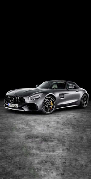 銀色 Mercedes-AMG GT Roadster 在混凝土地板上，黑色背景。 — 銀色 壁紙