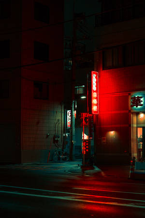 紅色霓虹招牌照亮夜晚潮濕的城市街道，路面有倒影。