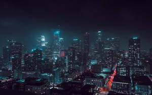 夜晚的城市景觀，摩天大樓燈火通明，街道繁忙。