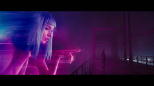 一個發光的電子人女性指向橋上遠處的身影，在霓虹燈下。