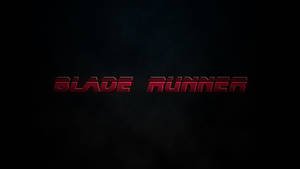 深色紋理背景上以紅色金屬字體顯示的Blade Runner電影標題。