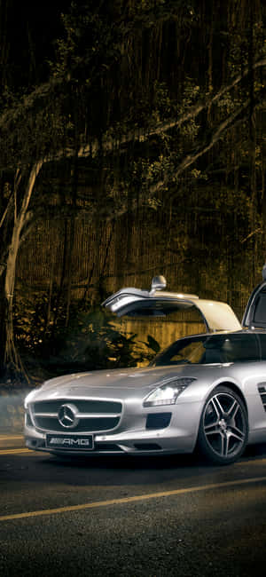 銀色平治AMG SLS，鷗翼車門打開，在夜晚的黑暗森林道路上。 — 森林 壁紙