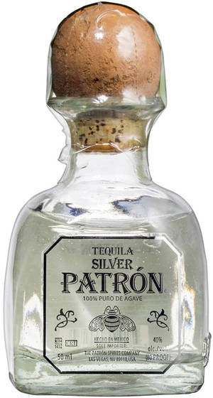 一個帶有軟木塞的 Patrón Silver Tequila 透明玻璃瓶。