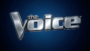 藍色背景上帶有金屬字母嘅The Voice電視節目標誌。