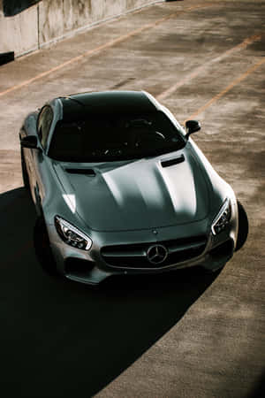 銀色 Mercedes-AMG GT 跑車停泊在混凝土停車場，帶有長長的影子。 — 小米Pad 9 Pro 壁紙