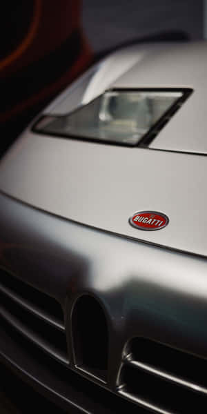銀色 Bugatti 汽車引擎蓋，帶有紅色標誌和時尚頭燈。 — 銀色 壁紙