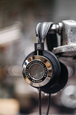Grado Professional Series PS1000e耳機置於支架上的特寫。