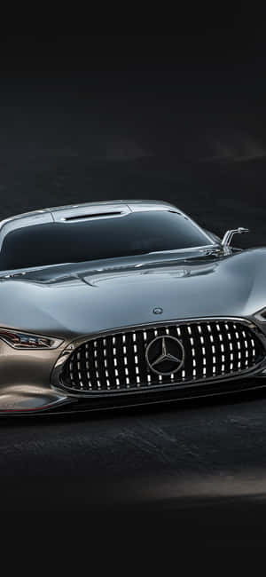 時尚的銀色 Mercedes 跑車，在黑暗的攝影棚中帶有發光格柵。 — Galaxy M06 壁紙