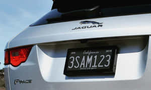 銀色Jaguar F-PACE SUV車尾，加州車牌，日光。 — 酷車 壁紙