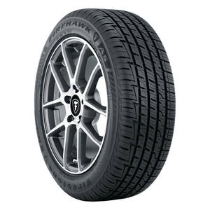 在工作室燈光下展示的 Firestone Firehawk A5 輪胎安裝在銀色合金輪圈上。