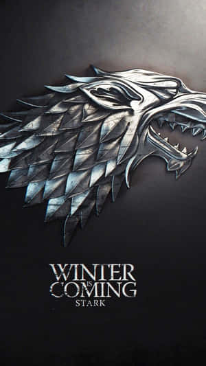 金屬質感冰原狼頭標誌，帶有「Winter is Coming Stark」文字，背景為深色。