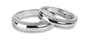 兩枚鉑金結婚戒指，帶有鑽石帶，在白色背景上交織