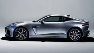 銀色 Jaguar F-Type 跑車帶藍色點綴，於工作室中 — 圖像 GIF 壁紙