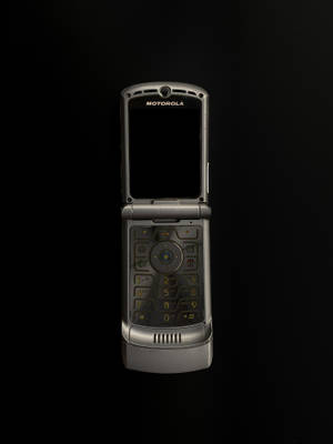 銀色 Motorola 摺機打開在黑色背景上 — Motorola 壁紙