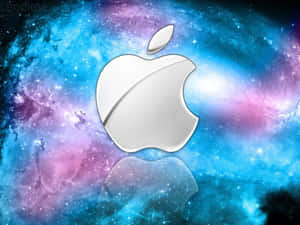 閃亮的Apple標誌位於色彩繽紛的星空背景中央，帶有反射效果。