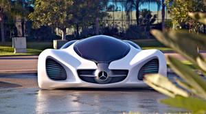 未來感白色 Mercedes 跑車，帶藍色通風口，停在濕漉漉的路面上。