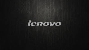 黑色皮革紋理上的閃亮銀色 Lenovo 標誌。
