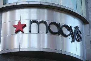 Macy's 百貨公司標誌位於弧形銀色建築外牆上。