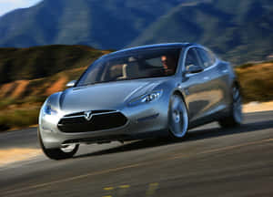 銀色Tesla Model S在日落時分於山路疾馳