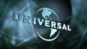 Universal Pictures標誌，帶有地球標誌，置於深藍綠色抽象背景上。