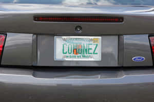 銀色福特汽車的後視圖，車牌上寫著 CORONEZ。 — Surface Laptop 壁紙