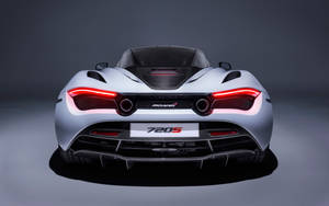 銀色McLaren 720S跑車後視圖，帶紅色尾燈，在工作室中。 — 4K 法拉利 壁紙