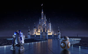 R2-D2 和 BB-8 機械人在夜晚星空下，位於燈光璀璨的迪士尼城堡前。