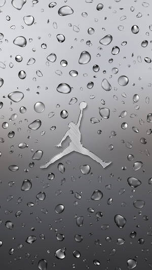灰色背景上帶有雨滴的銀色Jordan標誌。