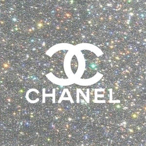Chanel標誌在閃爍銀色布料背景上 — 白色美學gif 壁紙