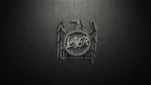 Slayer樂隊標誌，帶有鷹徽，置於深色紋理背景上。