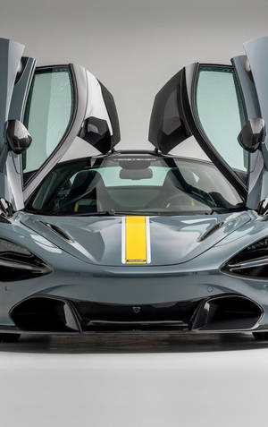 銀色McLaren跑車，打開鷗翼車門，帶有黃色條紋。