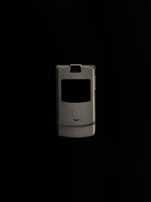 銀色Motorola翻蓋手機在黑色背景上孤立 — Motorola 壁紙