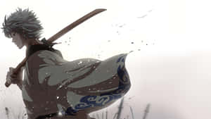 動漫武士戰士在迷霧戰場中持刀。