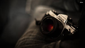 復古 Nikon 菲林相機在牛仔布上，景深淺。