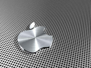 閃亮的 Apple 標誌在穿孔金屬表面上