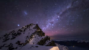 星空下的積雪山峰，銀河和極光 — 冬天桌面 壁紙