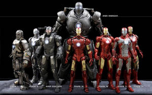 Iron Man 戰甲從 Mark I 到 Mark VI 和 Iron Monger 並排站立。