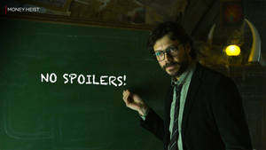 戴眼鏡穿西裝的男子在綠色黑板上「NO SPOILERS!」附近拿著粉筆。